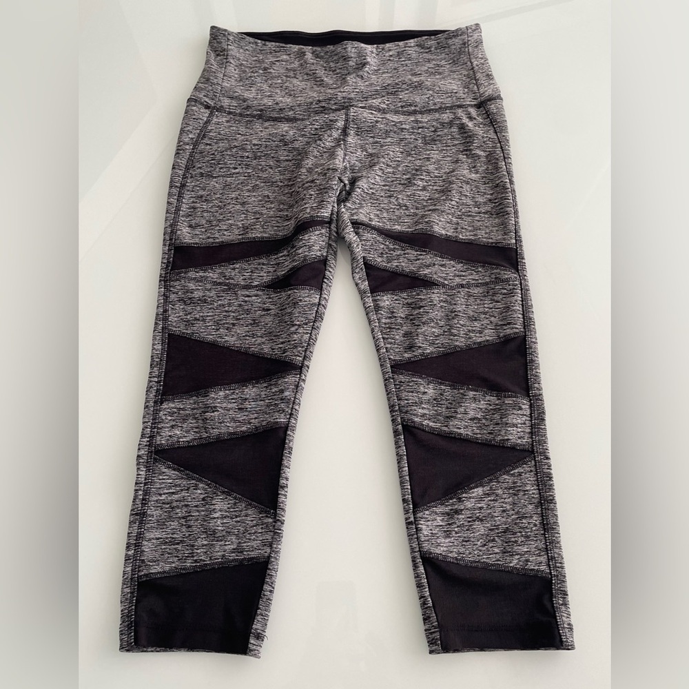 Vogo Capri Leggings Capri Size Medium Grey Black Activewear Gym Training Cropped